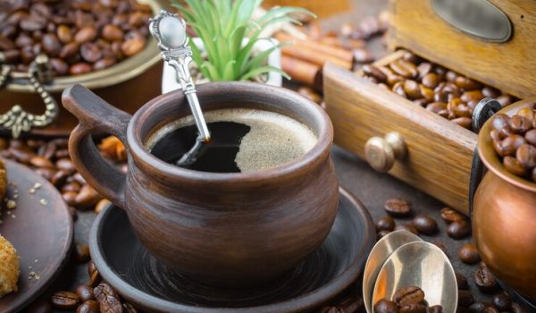 یک فنجان بخار‌دار قهوه ترک که نمایانگر ۷ فایده علمی قهوه است